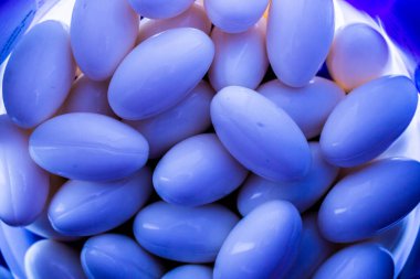 Haplar haplar vitaminler makro görüntüler beyaza yakın. Tıp, sağlık hizmeti konsepti. Eczacılık ilaçlarının aralığı.