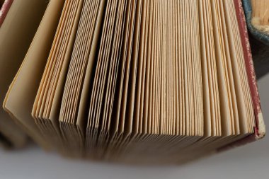 Kitap geçmişi. Kütüphanedeki eski kitaplar. Kitapçı dükkanı. Bilgi yayınları, edebiyat. Kitapçı, kitapçı. Düz bir üst görünüm. Kitap geçişi.