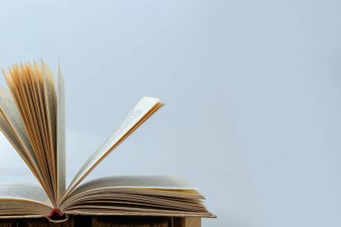 Kitap yığınları üzerine açık bir kitap arka plan shcool çalışma kitabı. Edebiyat, eğitim ve kitap yayıncılığı kavramı. Metin için boş alan.