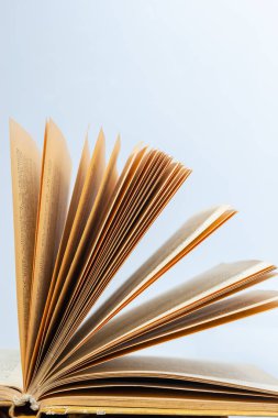 Beyaz arkaplanlı eski kitabı aç. Edebiyat, eğitim ve kitap yayıncılığı kavramı. Metin için boş alan.