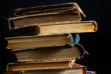 Kitap geçmişi. Kütüphanedeki eski kitaplar. Kitapçı, Bilgi Yayınları Edebiyatı. Kitapçı, Kitapçı Geçidi.