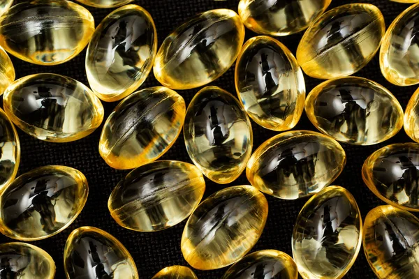 Makro Zbliżenie Kapsułki Żelowej Omega Czarnym Tle Odblaskowym — Zdjęcie stockowe