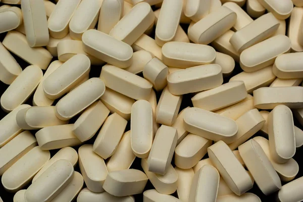 Witte Capsules Pillen Een Zwarte Achtergrond Geneeskunde Gezondheidszorg Concept Bereik — Stockfoto