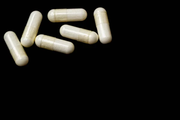 Białe Kapsułki Tabletki Czarnym Tle Miejscem Tekst Medycyna Koncepcja Opieki — Zdjęcie stockowe