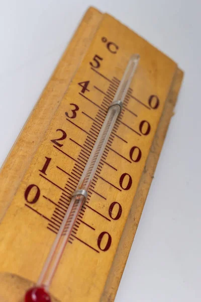 木制底座上的房间温度计 靠近白色底座 摄氏度等级表 — 图库照片