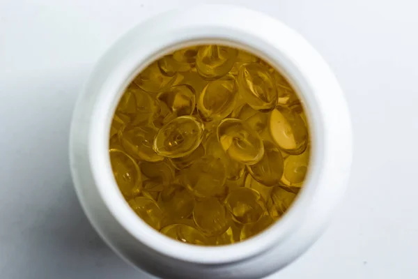 Spousta Žlutých Želatinových Tobolek Lehkém Pozadí Omega Viraminy Close Makro — Stock fotografie