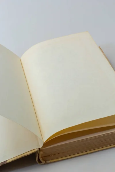 Ανοίξτε Παλιό Βιβλίο Κενές Σελίδες Και Ελεύθερο Χώρο Για Κείμενο — Φωτογραφία Αρχείου