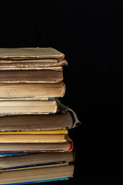暗い背景の古い本をハードカバーのスタック 書棚屋 知識出版物 — ストック写真
