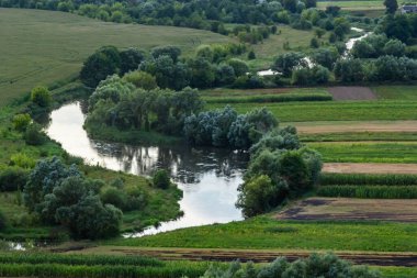 Nehirli güneşli yaz manzarası. Yeşil tepeler ve çayırlar..