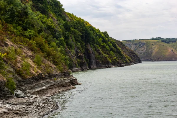 Gölün kıyısındaki kayalar, nehir. Kayalık bir sahilde sörf. Bakota Gölü, Dinyester Nehri Podilski tovtry Ulusal Parkı, Batı Ukrayna 'nın Khmelnitskiy Bölgesi.