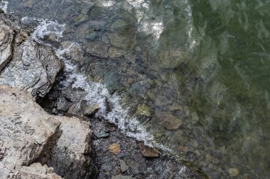 Nehir suyu, sörf, kayalık sahil, temiz su rezervuarının üst manzarası..