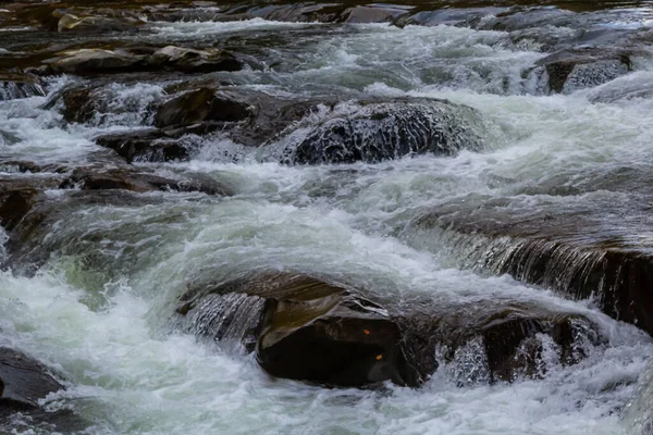 Der Wasserstrom Der Über Felsen Fließt — Stockfoto