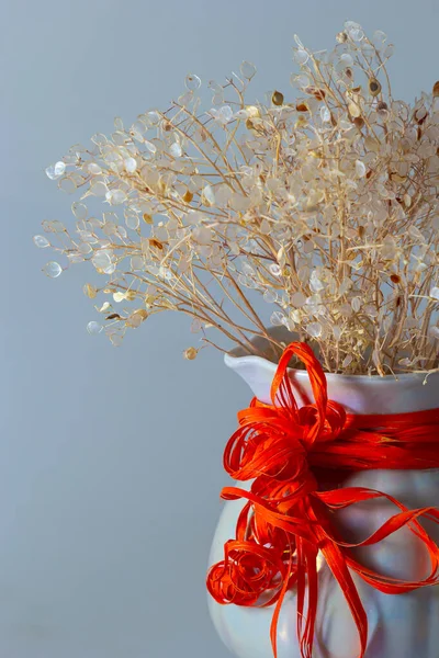 Μοντέρνα Σύνθεση Αποξηραμένων Λουλουδιών Βάζο Κόκκινο Φιόγκο Δώρο Για Την — Φωτογραφία Αρχείου