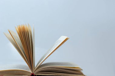 Beyaz arkaplanlı eski kitabı aç. Edebiyat, eğitim ve kitap yayıncılığı kavramı. Metin için boş alan.