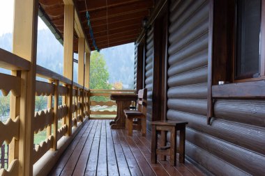 Güzel, modern teras salonu, ahşap bir evde büyük, ahşap bir teras ve bir orman. Doğa ve tatil kavramı.