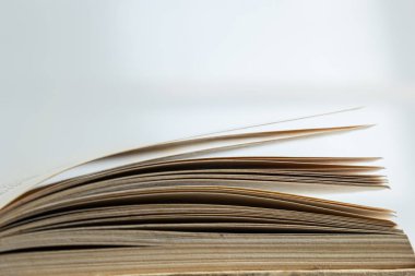 Beyaz arkaplanlı eski kitabı aç. Edebiyat, eğitim ve kitap yayıncılığı kavramı. Metin için boş alan.