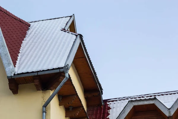 Avrupa Daki Bir Evin Kırmızı Kahverengi Metal Bir Fayansının Çatısında — Stok fotoğraf