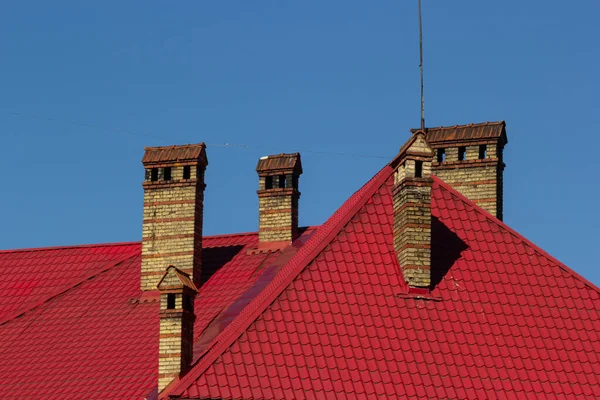 新家的屋顶 陶瓷烟囱 金属屋顶瓷砖 排水沟 屋顶窗户 单身家庭住房 — 图库照片