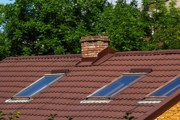 Dach Einer Neuen Heimat Keramischer Kamin Dachziegel Aus Metall Dachrinnen — Stockfoto