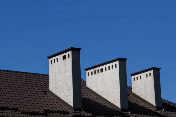 赤レンガ煙突と赤の家の屋根 セラミック煙突 金属屋根瓦 — ストック写真