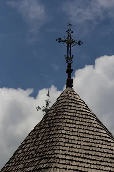 Stary Drewniany Kościół Tle Błękitnego Nieba Ukrainie Drewniany Dach Krzyżem — Zdjęcie stockowe