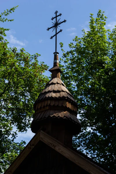 Alte Holzkirche Vor Blauem Himmel Der Ukraine Holzdach Mit Kreuz — Stockfoto