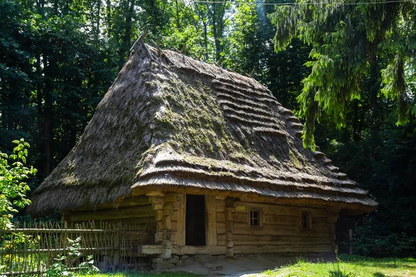 Traditionellt Ukrainskt Gammalt Hus Ett Halmtak Bakgrunden Skogen Sommar Solig — Stockfoto