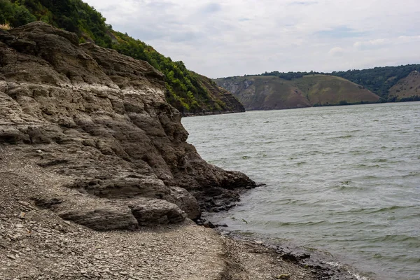 湖岸的岩石 在岩石海岸冲浪 乌克兰西部赫梅利尼茨基地区的巴科塔湖水库 德涅斯特河波德维尔斯基国家公园 — 图库照片