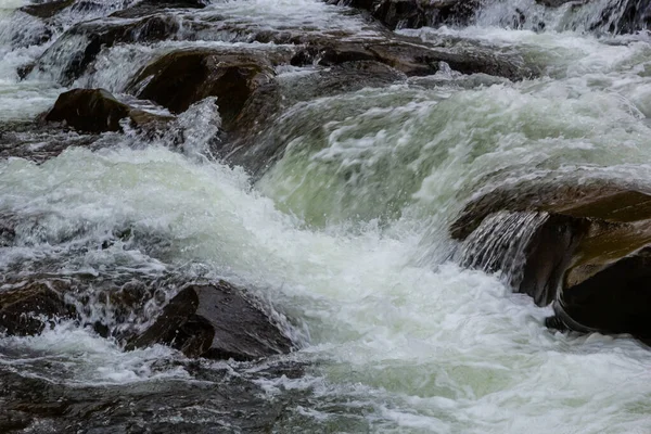 Spływy Górskich Rzek Szybką Wodą Wielkimi Skalistymi Głazami Szybki Spływ — Zdjęcie stockowe