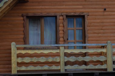 Güzel, modern teras salonu, ahşap bir evde büyük, ahşap bir teras ve bir orman. Doğa ve tatil kavramı.