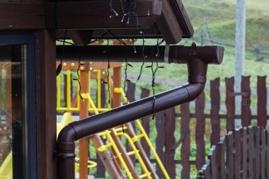 Çatıda Holder kanalizasyon sistemi var. Evin çatısında drenaj var. Çatı drenajı. Çatıdan su çekiliyor..