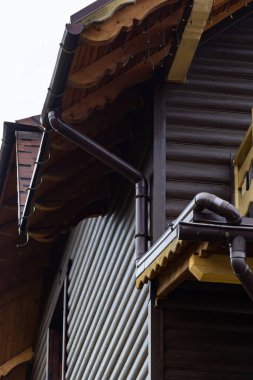 Çatıda Holder kanalizasyon sistemi var. Evin çatısında drenaj var. Çatı drenajı. Çatıdan su çekiliyor..