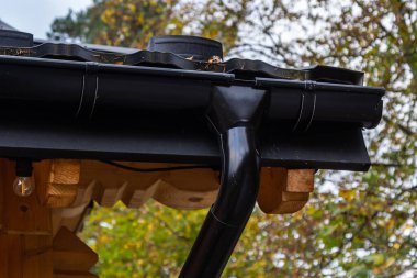 Çatıda Holder kanalizasyon sistemi var. Evin çatısında drenaj var. Çatı drenajı. Çatıdan su çekiliyor..