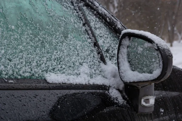 Taze Kar Çevreyi Kaplıyor Araba Aynası Metal Bir Yüzeyde Kar — Stok fotoğraf