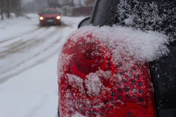 Achterlicht Van Auto Bedekt Met Sneeuw Sneeuwstorm Winter — Stockfoto