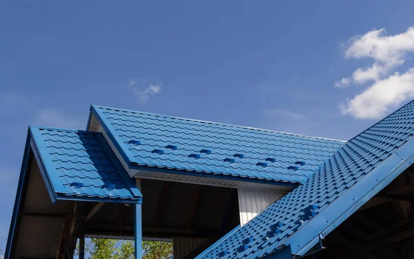 Das Dach Eines Hauses Das Einem Sommertag Vor Dem Hintergrund — Stockfoto