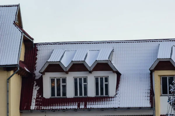 Neve Telhado Telhado Metal Vermelho Marrom Uma Casa Europeia Com — Fotografia de Stock