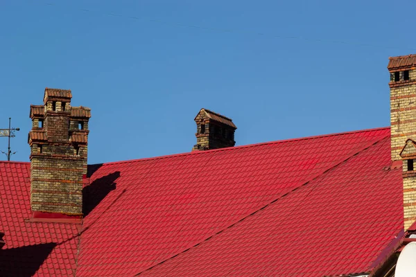 Roter Ziegelschornstein Der Spitze Des Dorfhauses Ein Dach Aus Ziegeln — Stockfoto