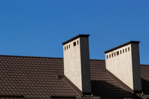 Μεταλλική Οροφή Μονοκατοικίας Και Καμινάδας Κατά Του Ουρανού Μεταλλικά Κεραμίδια — Φωτογραφία Αρχείου
