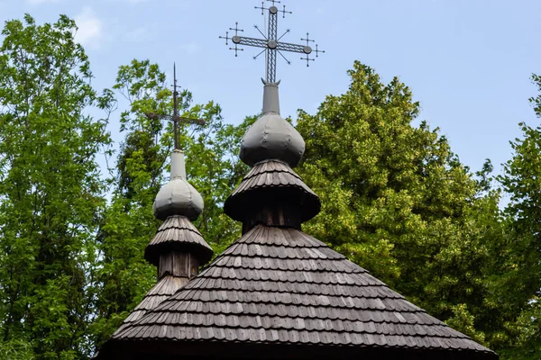 乌克兰蓝天下的旧木制教堂 带有十字的木制屋顶 — 图库照片