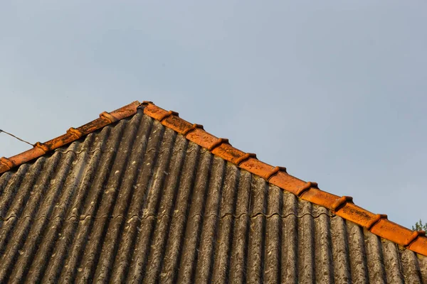 古いアスベストセメントスレート屋根 アスベストスセメントスレート屋根の建物からのアスベストス解放 — ストック写真