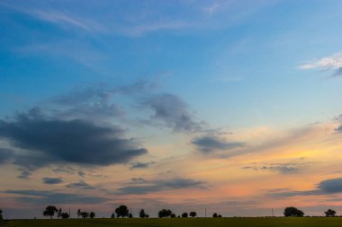 Gökyüzündeki bulutlar güneş tarafından aydınlatılıyor yaz akşamı. arkaplan.