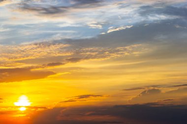Günbatımı gökyüzü çok renkli bulutlarla. Dramatik alacakaranlık arkaplanı.