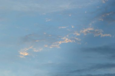 Günbatımı gökyüzü çok renkli bulutlarla. Dramatik alacakaranlık arkaplanı.