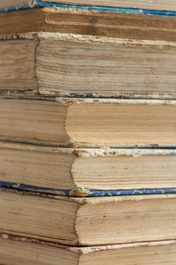 Kitap geçmişi. Kütüphanedeki eski kitaplar. Kitapçı, Bilgi Yayınları Edebiyatı. Kitapçı, Kitapçı Geçidi.