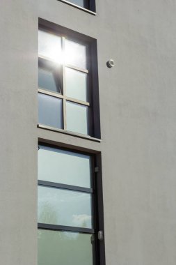 Birçok pencere ve balkonu olan modern ofis binalarının dış cephesinin mimari detayları.