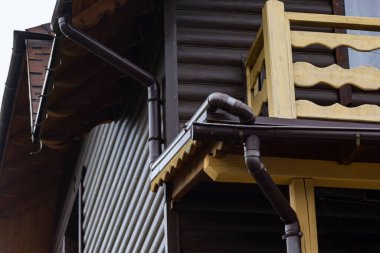 Çatıda Holder kanalizasyon sistemi var. Evin çatısında drenaj var. Çatı drenajı. Çatıdan su çekiliyor..