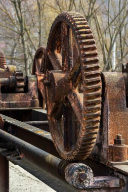 Değirmenin antik baraj ağ geçitleri ayrı metal elemanları.