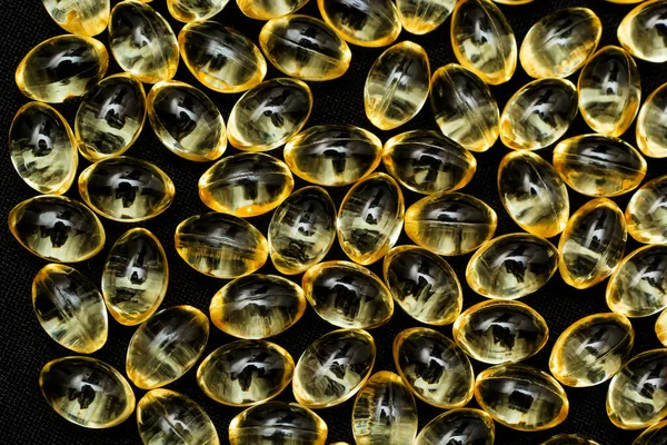 Makro Zbliżenie Kapsułki Żelowej Omega Czarnym Tle Odblaskowym — Zdjęcie stockowe