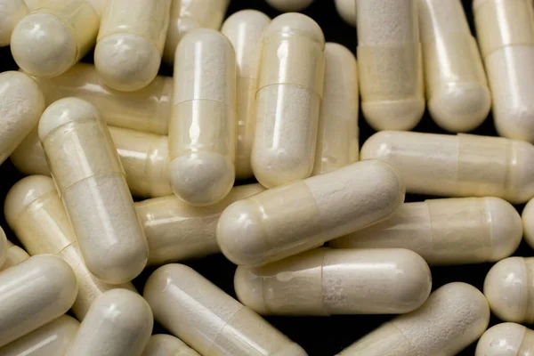 Witte Capsules Pillen Een Zwarte Achtergrond Geneeskunde Gezondheidszorg Concept Bereik — Stockfoto